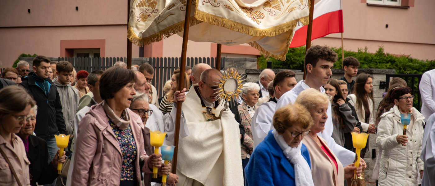 Chrystus Eucharystyczny przeszedł ulicami Mrozów